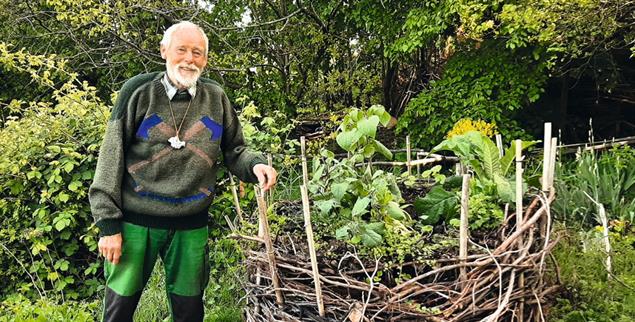 Turm der Tiere: Zusammen mit Kindern hat Eckhard Woite das Gebilde mit 25 Tierverstecken gebaut (Foto: Sara Mierzwa)