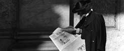 Rom, Zweites Vatikanisches Konzil: Ein Zeitungsleser studiert im "Tempo" neueste Nachrichten über das Konzil. Ob er etwas vom Katakombempakt erfuhr? Die Auseinandersetzung zwischen Befreiungskirche und Vatikankirche wurde damals erstmals weltöffentlich. (Foto: KNA)