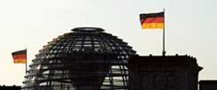 Die Kuppel des Reichstagsgebäudes in Berlin: Der Bundestag hat Angela Merkel am 17. Dezember mit 462 Stimmen mehrheitlich als Kanzlerin wiedergewählt (Foto: pa/Krimmer)