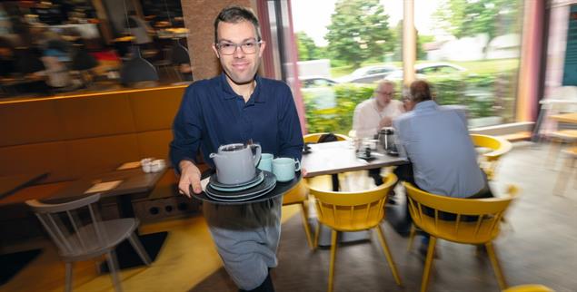 Erster Arbeitstag im Volleinsatz: Timo Schäfer kümmert sich um Geschirr und Gäste. (Foto: Zeitenspiegel / Christoph Pueschner)