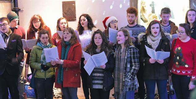Schlecht gelaunt kann man nicht singen: Im Chor lösen sich Dissonanzen in harmonische Klänge auf. Das wirkt tief in die Psyche hinein. (Foto: Shutterstock / 1000 Words)