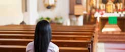 Immer einsamer wird es in den Kirchenbänken: Regelmäßige Gottesdienstbesuche sind unter Deutschlands Katholiken nicht mehr üblich. (Foto: Gina Sanders/Fotolia)