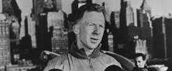 Garry Davis, im März 1955 auf einem Schiff im Hafen von New York: Gerade hat ihm, dem Staatenlosen, die US-Einwanderungsbehörde die Einreise verweigert. (Foto: pa/dpa)