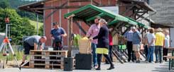 Ein Dorf steht auf: Fest am alten Bahnhofsgebäude in Rottenbach. Es wird zum Dorfladen umgebaut. (Foto: IBA Thüringen/Müller)