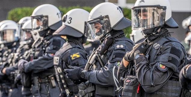 Im Einsatz: Eine Studie über politische Einstellungen bei der Hamburger Polizei offenbart rechtes Gedankengut. (Foto: PA/Jochen Tack)