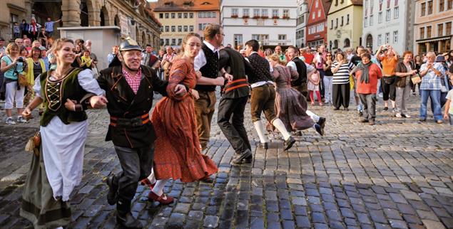 In Rothenburg ob der Tauber: Eine Volkstanzgruppe auf dem Marktplatz. (Foto: istockphoto/jimfeng)