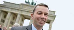 Bernd Lucke, Gründer und Sprecher der Partei »Alternative für Deutschland« (AfD) bei einer Wahlkampfveranstaltung vor dem Brandenburger Tor in dieser Woche. Die AfD bringt das Land irgendwie in Schieflage: Nach neuesten Umfragen knackt sie die Fünf-Prozent-Hürde. (Foto: pa/Jutrczenka)
