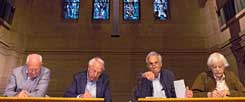 Aktionen in Mainz: Friedhelm Hengsbach (von links), Geiko Müller-Fahrenholz, Konrad Raiser und Ulrich Duchrow diskutieren.  (Foto: epd/Bauer)