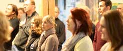 Sunday Assembly in Hamburg: Die Sehnsucht, Gemeinschaft zu finden, sich mit anderen zu treffen und über den Sinn des Lebens nachzudenken, ist groß. (Foto: Sunday Assembly Hamburg/Art media)