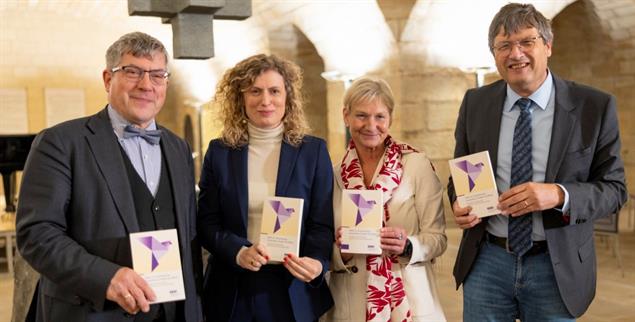  Lächeln um des Friedens willen: (v.l.nr.) Friedrich Kramer, der Friedensbeauftragte des Rates der EKD, Akademiedirektorin Friederike Krippner, Co-Vorsitzende des Redaktionsteams der Denkschrift, Ratsvorsitzende Kirsten Fehrs und Theologieprofessor Rainer Anselm, der das Redaktionsteam leitete (Foto: epd-bild/Paul-Philipp Braun)