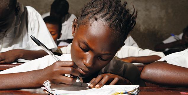 Fleißige Schülerin: Schwangere Mitschülerinnen könnten ihr schaden – sagen Schulleiter im Kongo(Foto: Alamy Stock Photo / Heiner Heine)