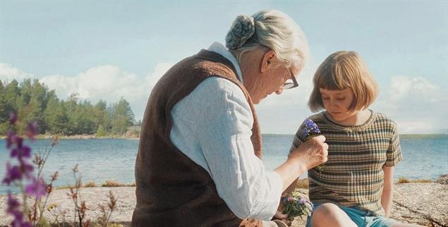 Zärtliche Gesten: Die Oma (Glenn Close) mit ihrer Enkelin (Emily Matthews). (Foto: © Music Box Films via Filmstarts.de)