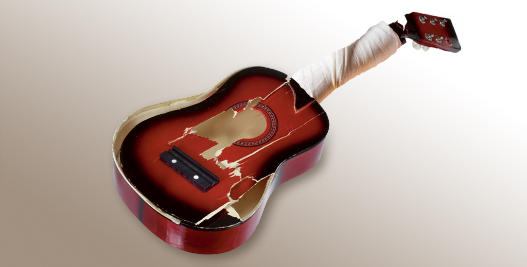 Geschrottet, das gute Stück: Bei einem Sturz fällt unser Kolumnist Fabian Vogt auf die gerade gekaufte Gitarre. Was für ein Pech. Oder kann man die Sache auch positiv sehen?