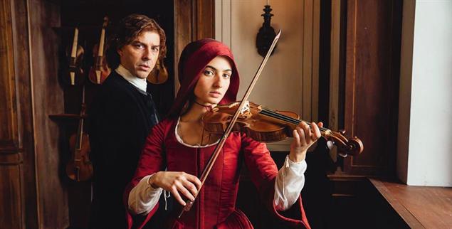 In der Zwickmühle: Die Violinistin Cecilia (Tecla Insolia) und der Maestro Antonio Vivaldi (Michele Riondino) in »Vivaldi und ich«. (Foto: © Kimberley Ross via Filmstarts.de)