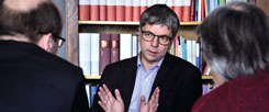 Worin besteht der Kern des christlichen Glaubens? Magnus Striet (Mitte) im Gespräch mit Hartmut Meesmann und Michael Schrom in Freiburg
(Foto:Thomas Kunz)