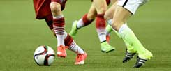Wessen Beine sehen Sie hier? In jedem Fall sind es die Beine deutscher und US-amerikanischer Fußballerinnen, aufgenommen im Halbfinale der Fußball-WM in Kanada. (Foto: pa/Jaspersen)