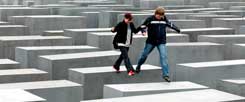 Holocaust-Mahnmal in Berlin: Woran erinnern sich Jugendliche, die die Vergangenheit, um die es geht, nicht erlebt haben? (Foto: pa/Pilick)

