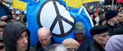 Demokratiebewegung in Russland, Protest gegen die Annektierung der Krim durch Putins Truppen Anfang des Jahres: Gerade viele junge Leute sind es, die in Russland und in der Ukraine viel riskieren für die Freiheit. Und die keinen Dritten Weltkrieg wollen. (Foto: pa/Sergeeva)