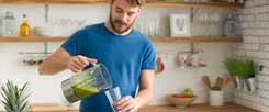 Gesundheit aus dem Mixer: Smoothies aus püriertem Obst und Gemüse werden immer beliebter. Sie enthalten Vitamine und Mineralstoffe. (Foto: istockphoto/svetikd)