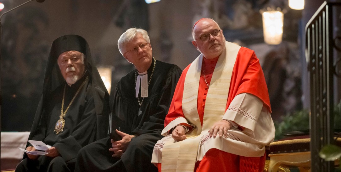 Höflich beieinander: Der griechisch-orthodoxe Metropolit Augoustinos, der ehemalige bayerische Landesbischof Heinrich Bedford-Strohm und der Münchner Kardinal Reinhard Marx. (Foto: KNA-Bild/Heike Rost)