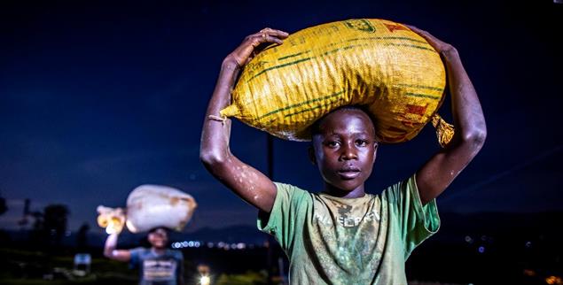 Anfang der Lieferkette: Kinder in Ruanda tragen den geernteten Kaffee zum Waschen. (Foto: IMAGO/robertharding)