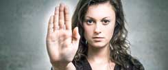 Wenn Männer zugriffig werden, sind klare Botschaften nötig: »Mit mir nicht!«, signaisliert diese Frau. Doch ein »Stop« wird nicht selten ignoriert. (Foto: DDRockstar/Fotolia.com)