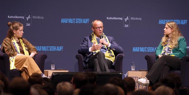 Friedrich Merz hatte auf dem Katholikentag ein Heimspiel, hier mit Amy Kirchhoff (links), Generalsekretärin der Bundesschülerkonferenz , und Lisa Quarch, Geistliche Leiterin des Bunds der Deutschen Katholischen Jugend(Foto: pa/Karl-Josef Hildenbrand)