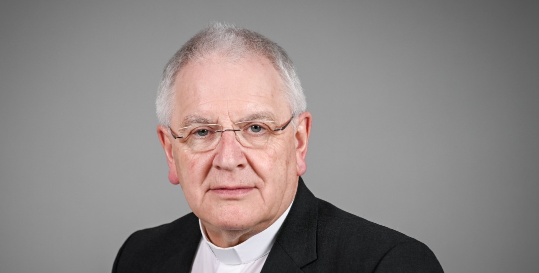 »Hilfloses Herumeiern«: Der Dresdner Bischof Heinrich Timmerevers will zurücktreten (Foto: KNA/Julia Steinbrecht)