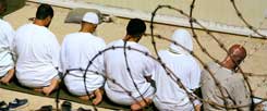 Muslimische Gefangene beim Gebet: Das Lager in Guantanamo ist zum Symbol für Amerikas rücksichtslosen Umgang mit Menschenrechten im Anti-Terror-Krieg geworden. (Foto: pa/Kyodo/MaxPPP)