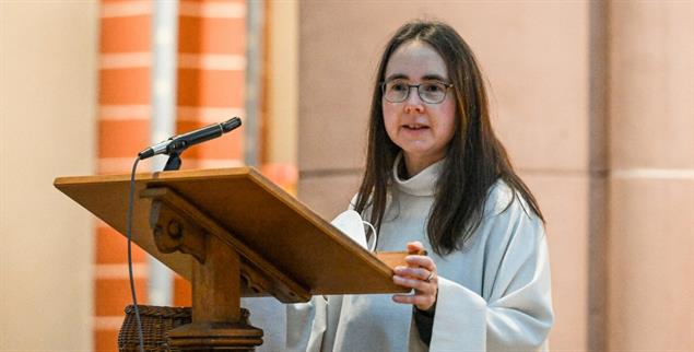Predigtverbot für Laien: Einen Schulgottesdienst leiten, wie diese Pastoralreferentin – das ist in Ordnung. Aber in der Messe predigen, das geht zu weit, findet der Vatikan. (Foto: KNA/Harald Oppitz)