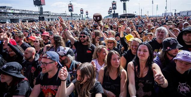 Fans genießen die Stimmung des Musikfestivals »Rock am Ring« am Nürburgring in der Eifel (Foto: pa/BEAUTIFUL SPORTS)