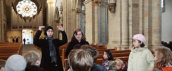 Dua Zeitun und Jessica Löscher mit Kindern im Dom