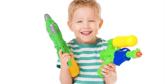 »Nein, meine Spritzpistole geb’ ich nicht her! Der Paul und der Ben haben auch welche, wie soll ich mich denn verteidigen?« (Foto: shutterstock/DenisNata)
