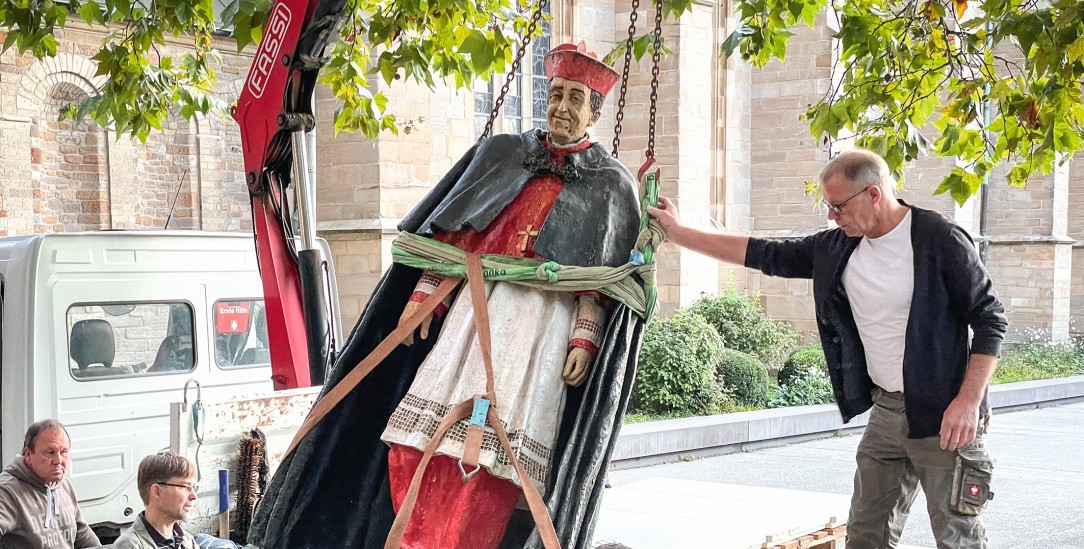 Vom Sockel gestoßen: Das Hengsbach-Denkmal in Essen ist schon seit 2023 abgebaut. (Foto: KNA Bild / Olaf Biernat)