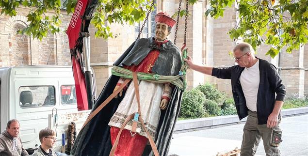 Vom Sockel gestoßen: Das Hengsbach-Denkmal in Essen ist schon seit 2023 abgebaut. (Foto: KNA Bild / Olaf Biernat)