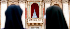 Balkon des Petersdoms: Der Papst als Sprecher auch der anderen christlichen Kirchen - für manche protestantische Kirchenführer ist das vorstellbar (Foto:pa/dpa)
