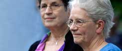 Interessiert an einem offenen Dialog mit dem Papst: Florence Deacon (vorn) und ihre Amtsvorgängerin Pat Farrell. (Foto: pa/ap/Perlman)