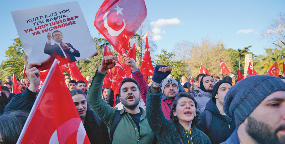 Demonstranten in Istanbul: Eine neue Qualität des Protests. (Foto: PA / REUTERS / Tolga Uluturk)