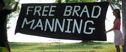 Bradley Manning ist nicht allein: Seine Unterstützer in den USA haben sich gut organisiert. Und sie beobachten die Anhörung genau, die am 16. Dezember 2011 begonnen hat. (Foto: pa/ Riecken)