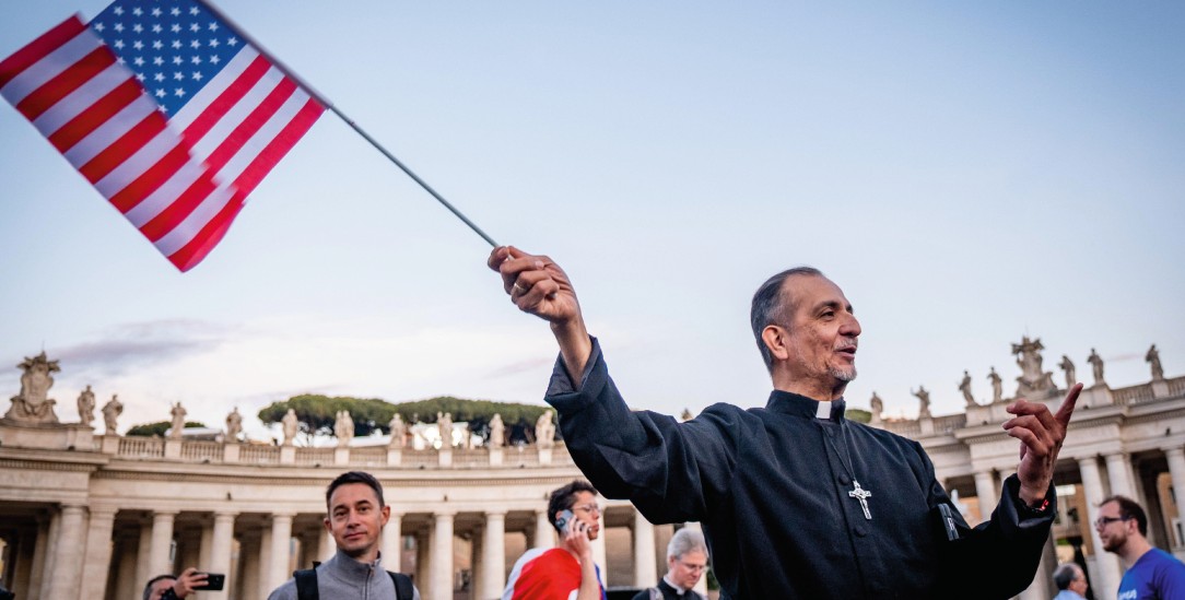 Make catholicism great again? Amerikanische Pilger auf dem Petersplatz nach der Wahl Leo XIV. (Foto: Alamy / Marco Di Gianvito / ZUMA Press Wire)