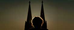 Der Kölner Dom, Ort tiefer Religiosität, unendlicher Machtdemonstration - und manchmal auch heftigen Protests gegen die Kirche: Am 6. Januar 2014 jährt sich das Ereignis der Kölner Erklärung, eines Theologen-Memorandums für die Freiheit des Katholikenmenschen, zum 25. Mal. (Foto:PA/DPA/Berg)