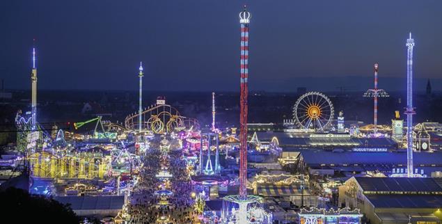 Wiesn-Panorama, fotografiert von der 50 Meter hohen Aussichtsplattform der Kirche St. Paul. (Foto: PA / imageBROKER / Fabian von Poser)