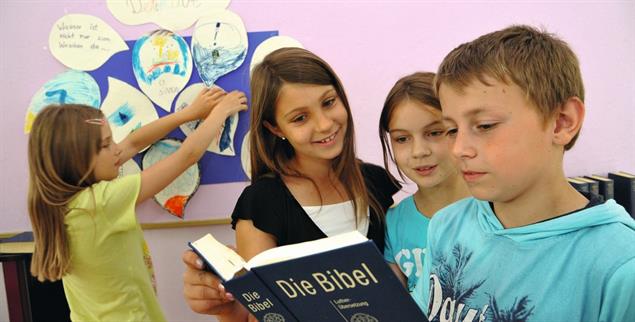 Von jetzt an gemeinsam: Das neue Fach »Christliche Religion« ist offen für alle. (Foto: Jens Schulze)