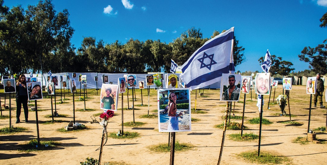 Ein Denkmal am Ort des NOVA Festivals, wo am 7. Oktober 2023 junge Israelis von Terroristen ermordet wurden (Foto: Jose Hernandez Camera 51/Shutterstock)