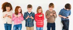 Schon für viele Kinder ist der Umgang mit Handys Alltag, doch es ist nicht klar, ob die Strahlenbelastung über einen langen Zeitraum zu Gesundheitsschäden führen kann (Foto: pa/Image source/ Pangbourne)