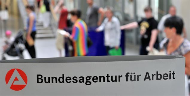 Unter Generalverdacht? Im Jobcenter warten Menschen auf ihren Termin. (Foto: pa/Hendrik Schmidt)