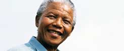 Nelson Mandela (Foto), langjähriger Staatspräsident von Südafrika, starb in den Abendstunden des 5. Dezember 2013. Einer seiner bekanntesten Sätze dokumentiert seinen jahrzehntelangen Kampf gegen die Apartheid: »Wir werden eine Gesellschaft errichten, in der alle Südafrikaner, Schwarze und Weiße, aufrecht gehen können, ohne Angst in ihren Herzen, in der Gewissheit ihres unveräußerlichen Rechtes der Menschenwürde, eine Regenbogennation in Frieden mit sich und mit der ganzen Welt.« (Foto: pa)