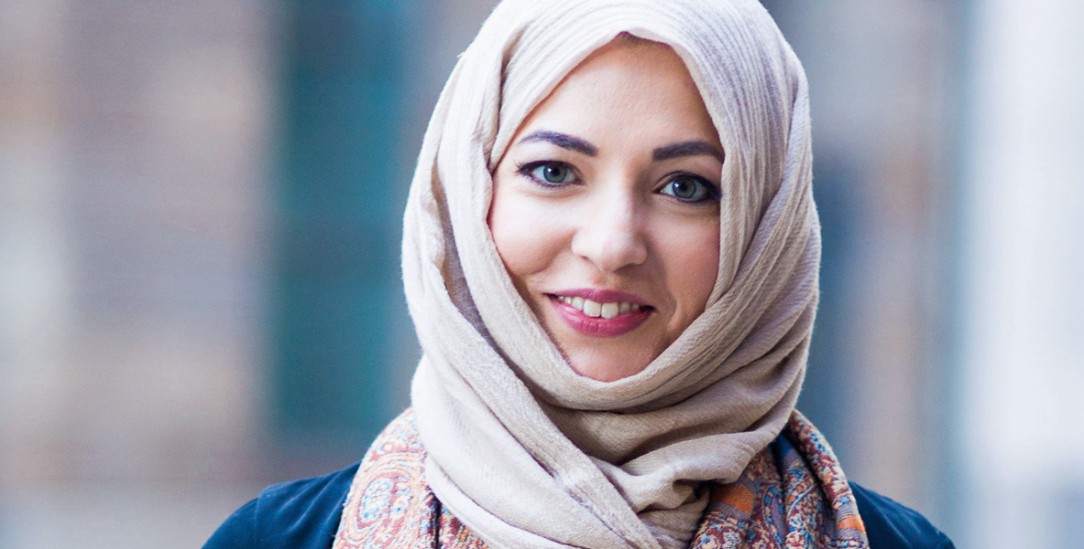 Khola Maryam Hübsch trägt gerade jetzt ihr Kopftuch weiterhin. (Foto: Foto: Pressebild / Khola Maryam Hübsch)