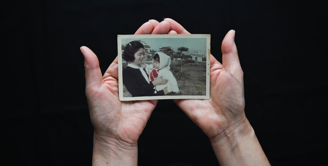 Das Foto zeigt die Verstorbene mit ihrer Tochter. Die Tochter fotografiert die alten Bilder mit dem Handy ab und schickt sie an Familienmitglieder. Danach kommen die Alben in einen Müllsack. Sie sollen verbrannt werden. (Foto: Noriko Hayashi)