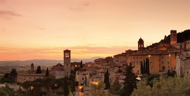 Abendlicher Blick auf die Stadt Assisi in Italien (Foto: pa/robertharding)